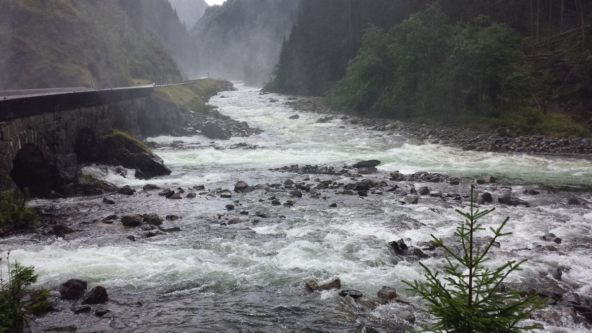 Quand la nature montre sa puissance à Latefossen, chutes d'eau sur la route touristique de Hardanger.