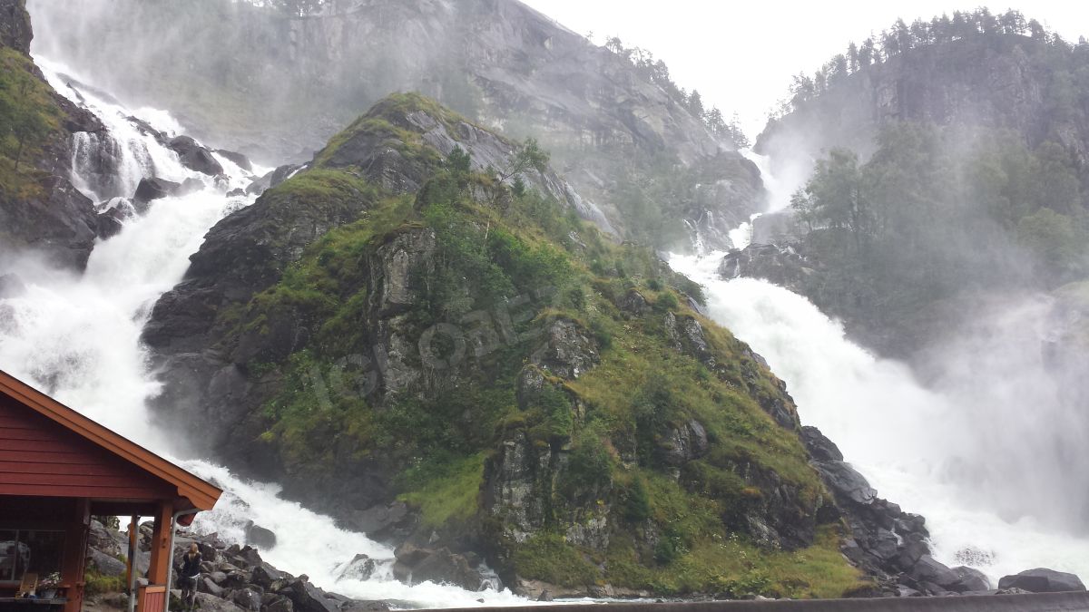 Quand la nature montre sa puissance à Latefossen, chutes d'eau sur la route touristique de Hardanger.