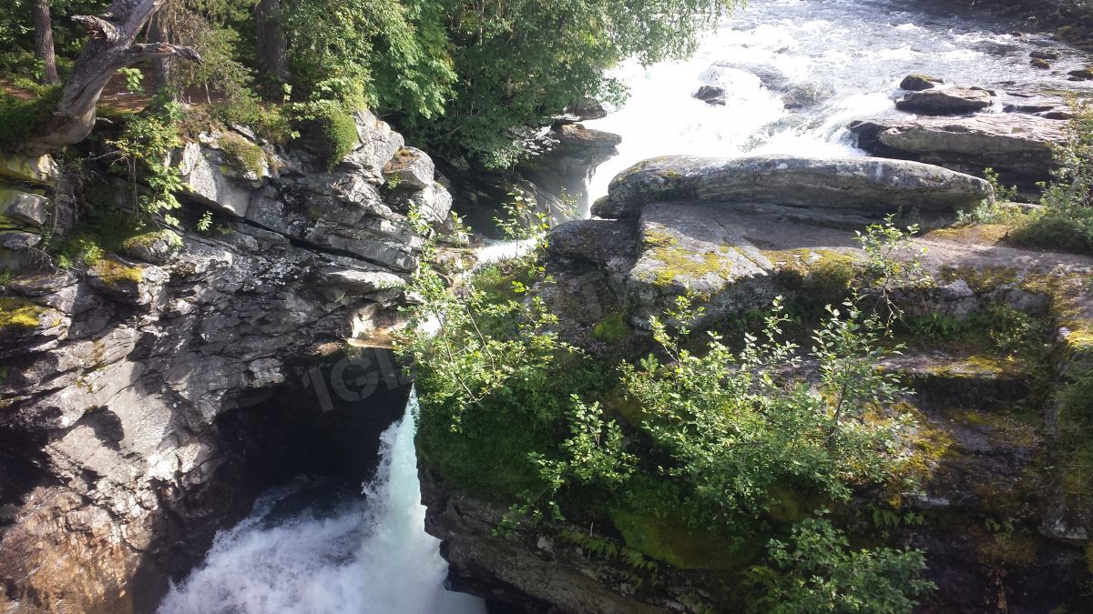 Quand la rivière Valldøla réduit son cours pour se jeter dans une gorge : Gudbrandsjuvet.