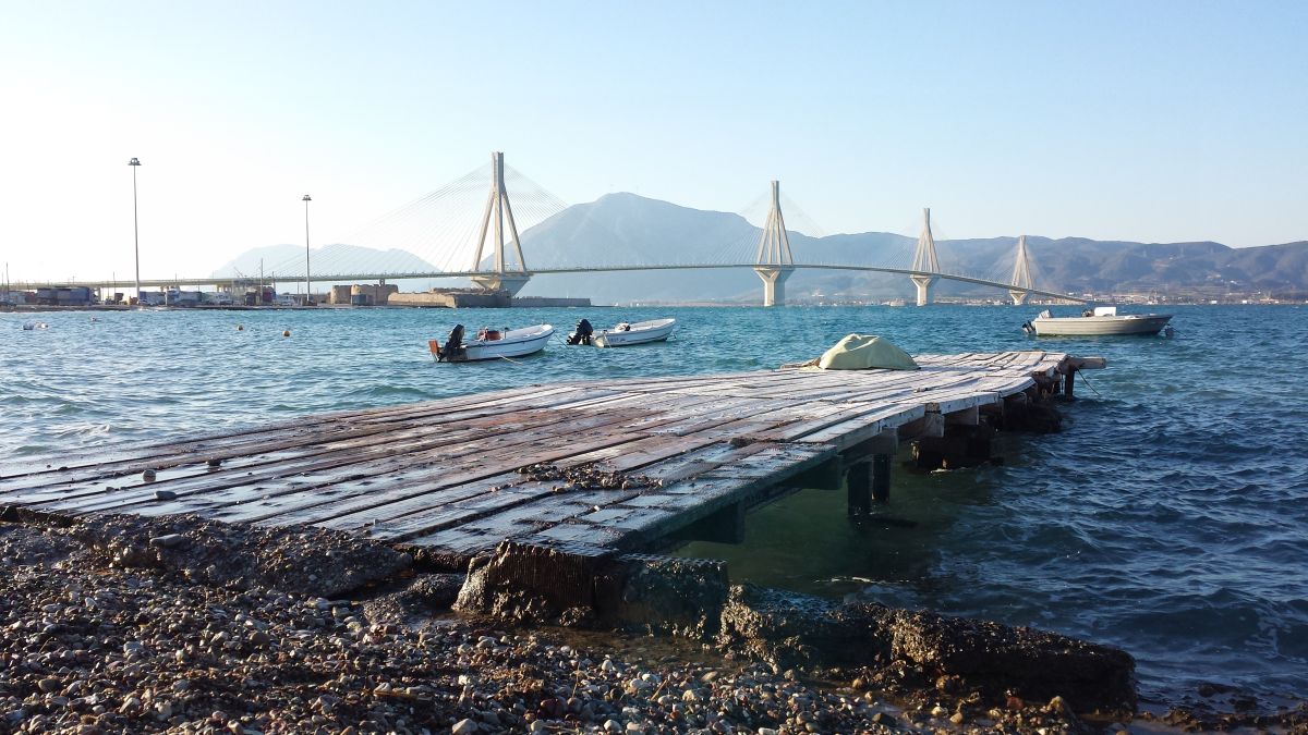 Le pont Rion-Antirion, l'un des plus grands ponts à haubans du monde, se trouve en Grèce.