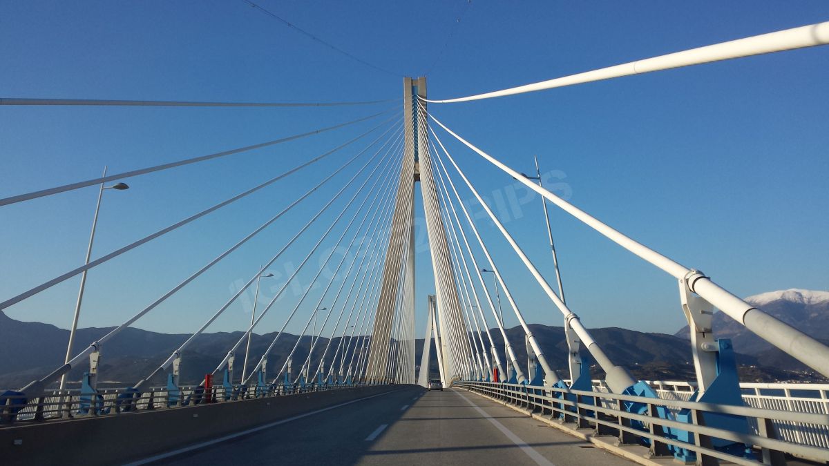 Le pont Rion-Antirion, l'un des plus grands ponts à haubans du monde, se trouve en Grèce.