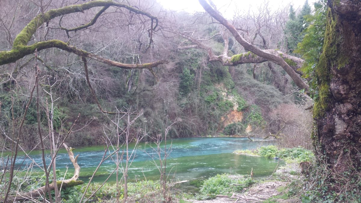 Blue Eye, une source d'eau magnifique vers Saranda en Albanie.