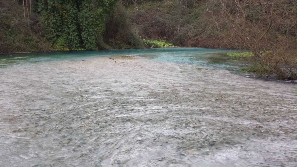 Blue Eye, une source d'eau magnifique vers Saranda en Albanie.
