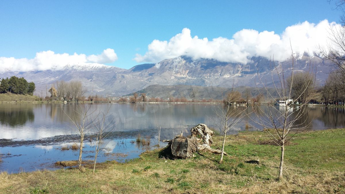 Découvrez le petit et fabuleux lac Viroit à Gjirokastër.