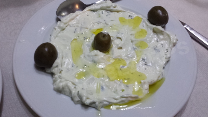 Crème aux olives, herbes et huile d'olive.