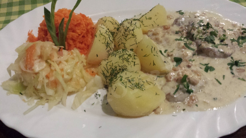Plat de pomme de terre et de poulet en sauce en Pologne.