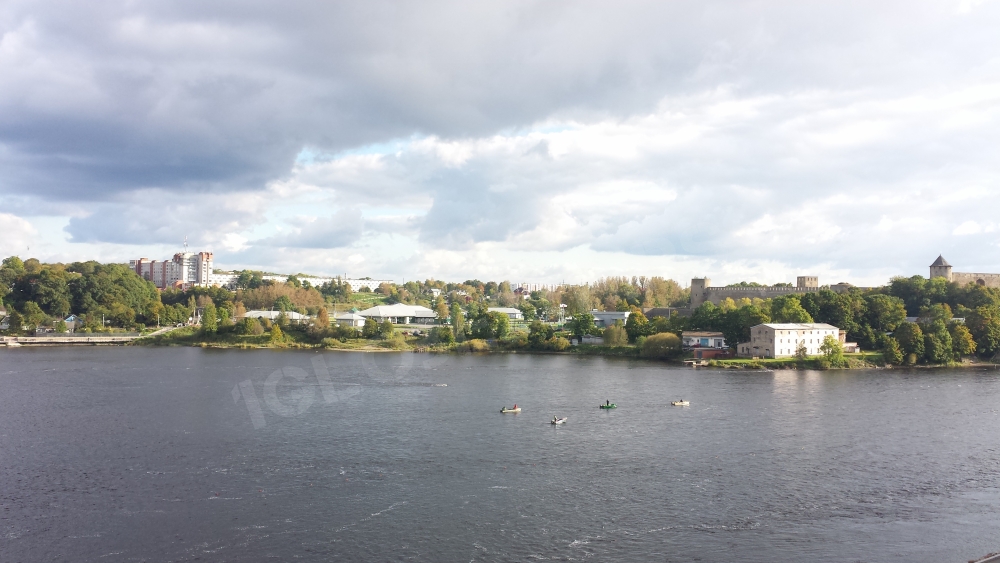 Une vue sur la Russie depuis la ville de Narva, le fleuve sert de frontière entre l'Estonie et la Russie.